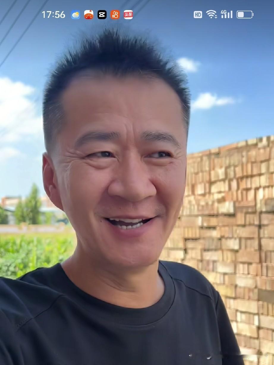 李嘉明在个人社交平台上表示，自己前段时间拍的竖屏短剧《乡村故事之碰瓷女》，免费在