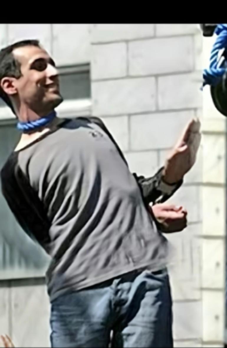 所谓勇士，从不是躲在暗处喟叹的懦夫，是敢看这惨淡的人生，敢碰这淋漓的鲜血的波斯