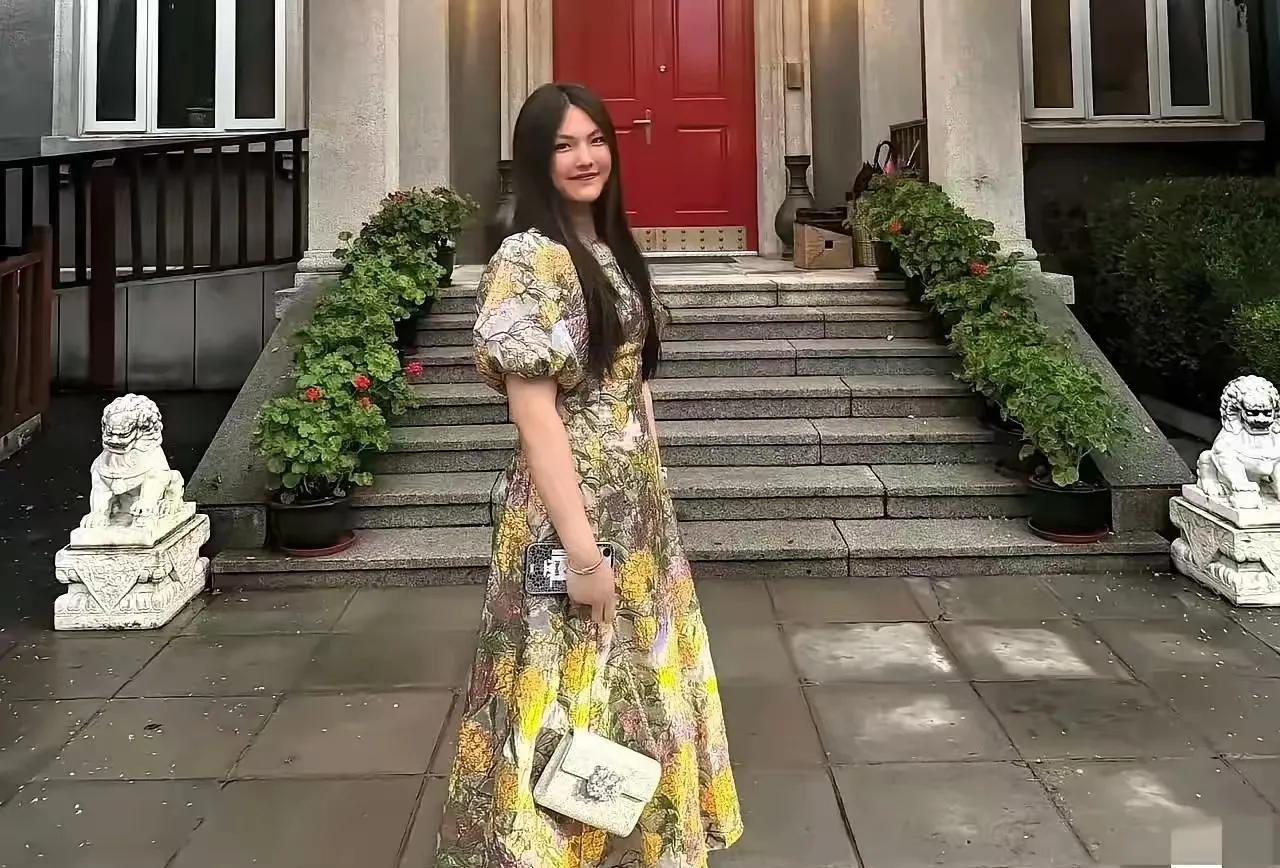 李湘的女儿穿着至少不漏，有修养。扮贵妇还有几十年时间慢慢扮，但花季少女只有几年。