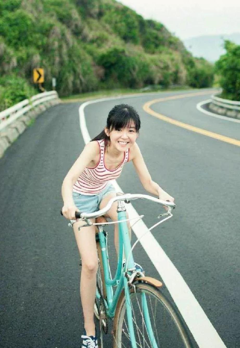 宋伊人当年凭借校园女神走红，没人怀疑她不是普通家庭的孩子嘛就这个营养不良的儿