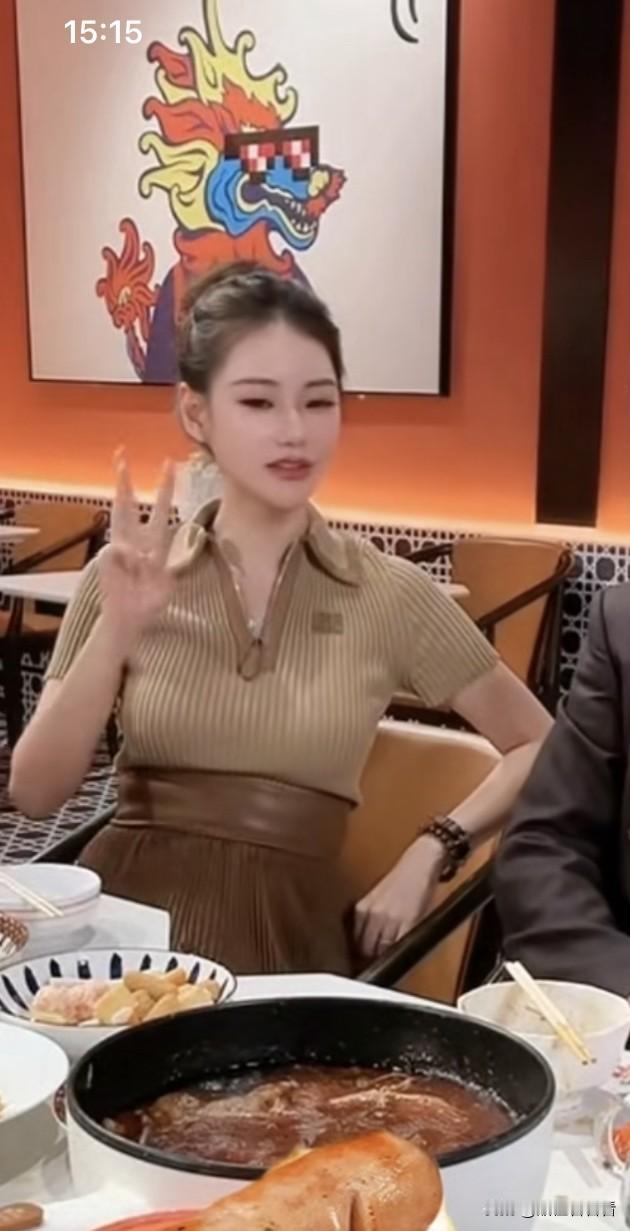 马筱梅现在是越来越胖了，以前那腰身又细又瘦，现在腰围明显变粗，小肚子明显变大，而