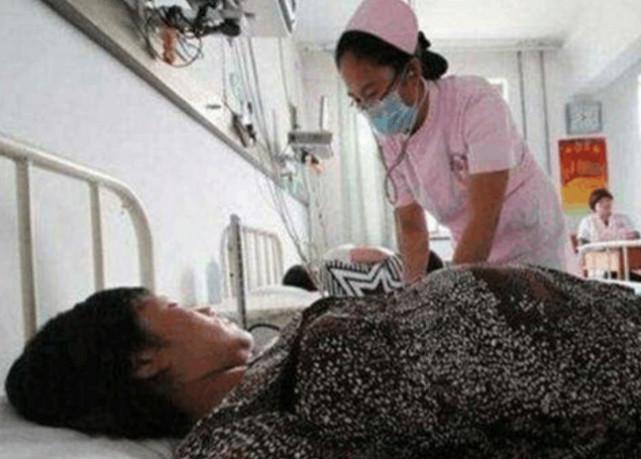 58岁高龄产妇怀孕后, 顺利生下双胞胎宝宝, 医生看到孩子父亲后十分意外