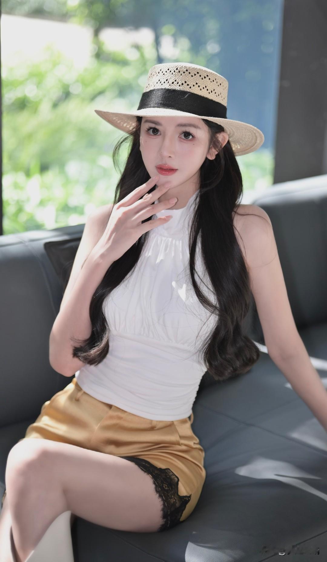 绿树阴中夏日长，楼台倒影入池塘。