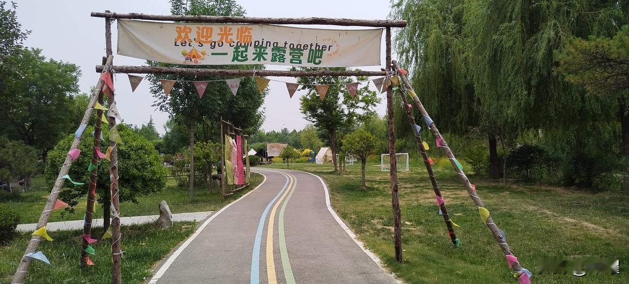 最近很火的文案生活需要钱，所以我上班去挣钱孩子需要妈妈，于是我下班回去当妈妈