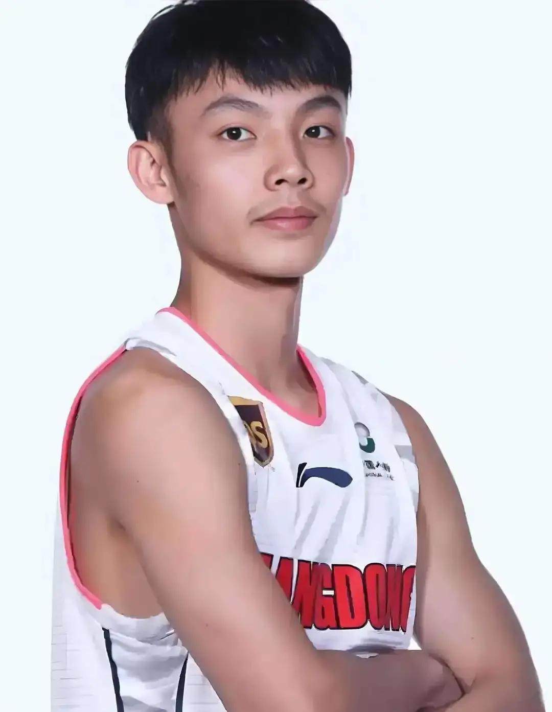 顶薪球员在打替补，月薪四万的球员正在统治比赛。CBA联赛里，最刺眼的对比不