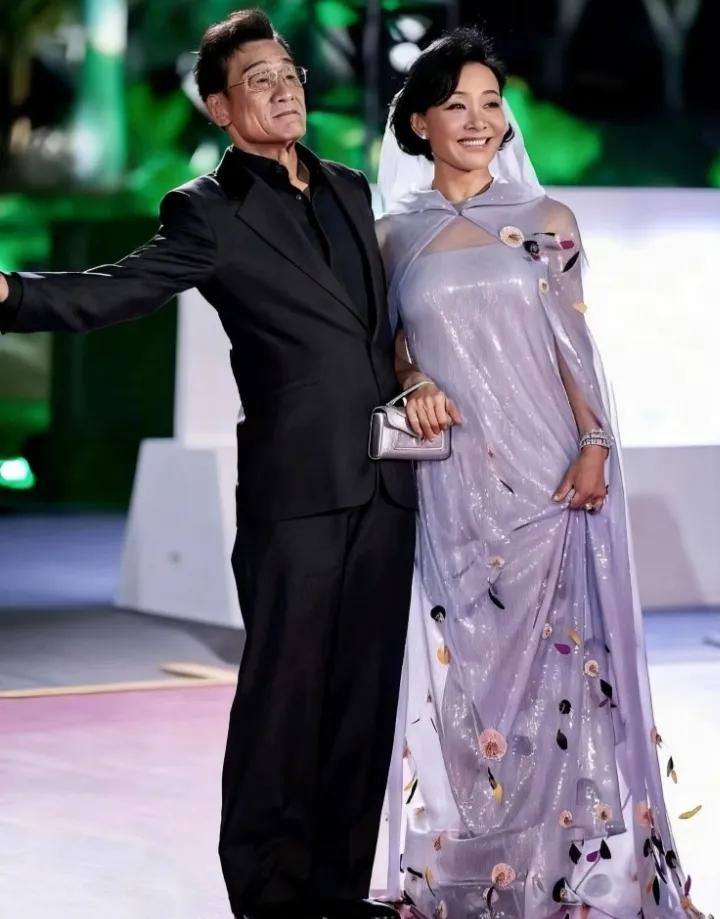 第38届金鸡奖活动上，64岁的陈冲和67岁的梁家辉一起走红毯合影，真是不服老的一