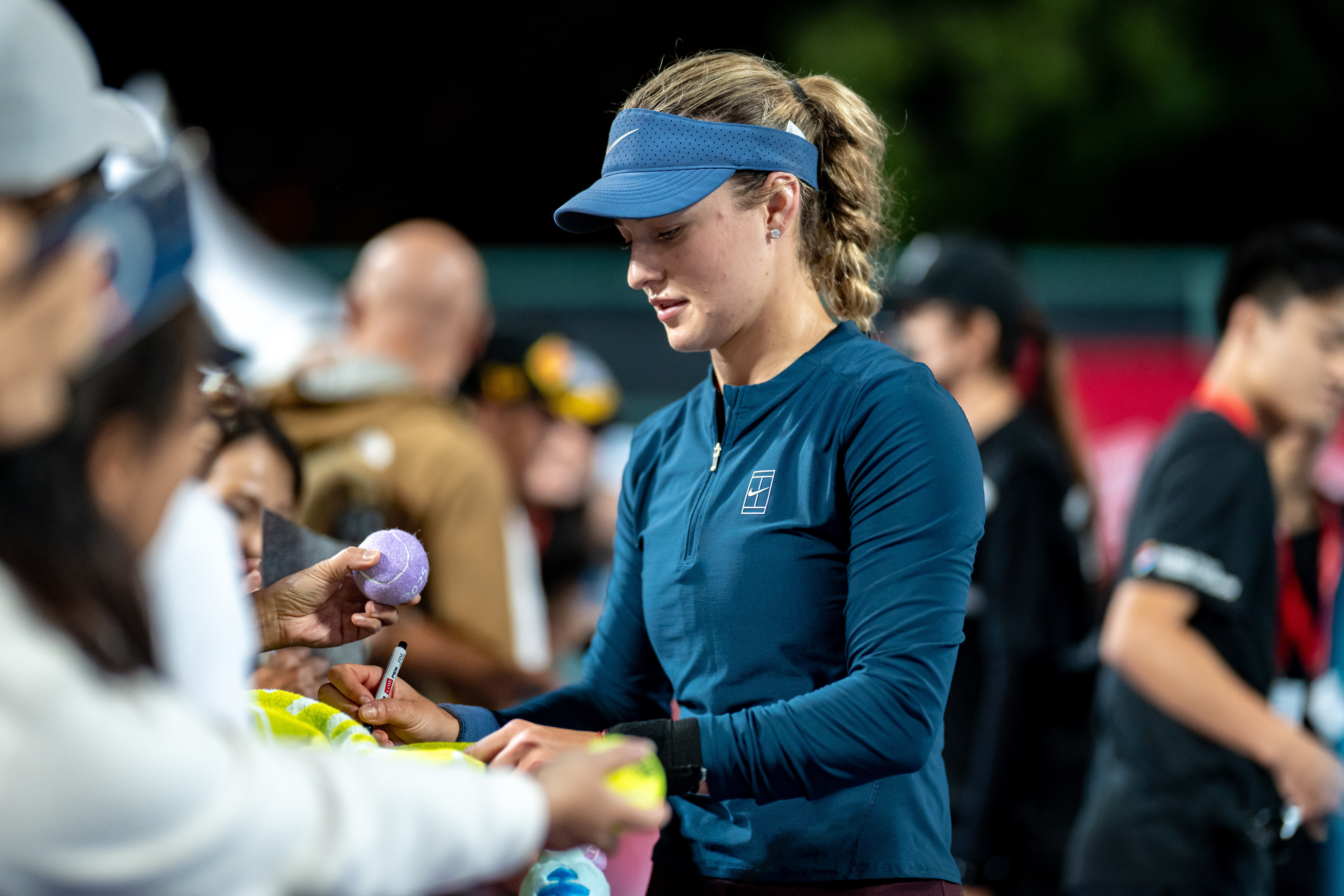 WTA250香港站第二轮，6号种子卡林斯卡娅以6-16-1横扫张帅，顺利晋级八