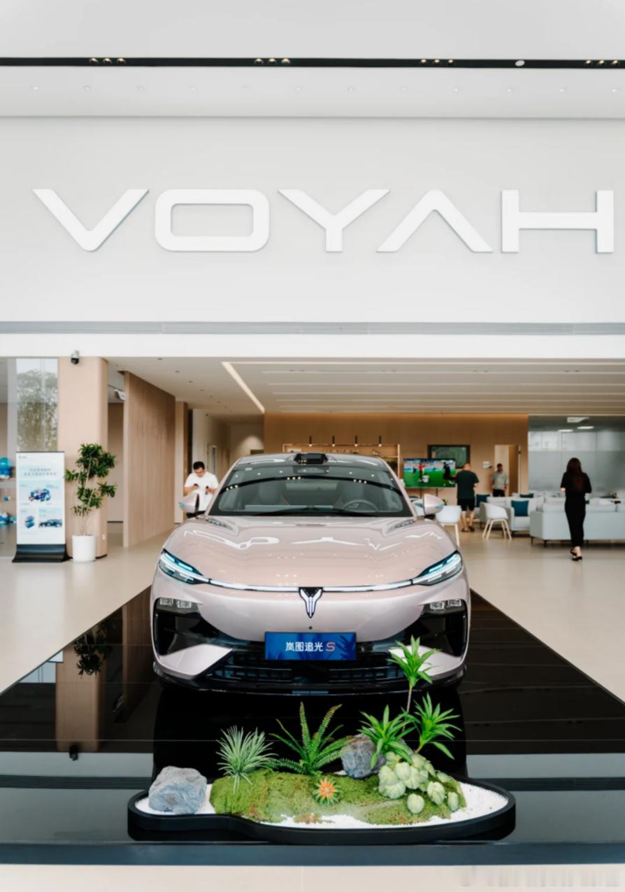 岚图追光S终于到4S店了，我也是迫不及待就去店里看了实车，只能说比网上...