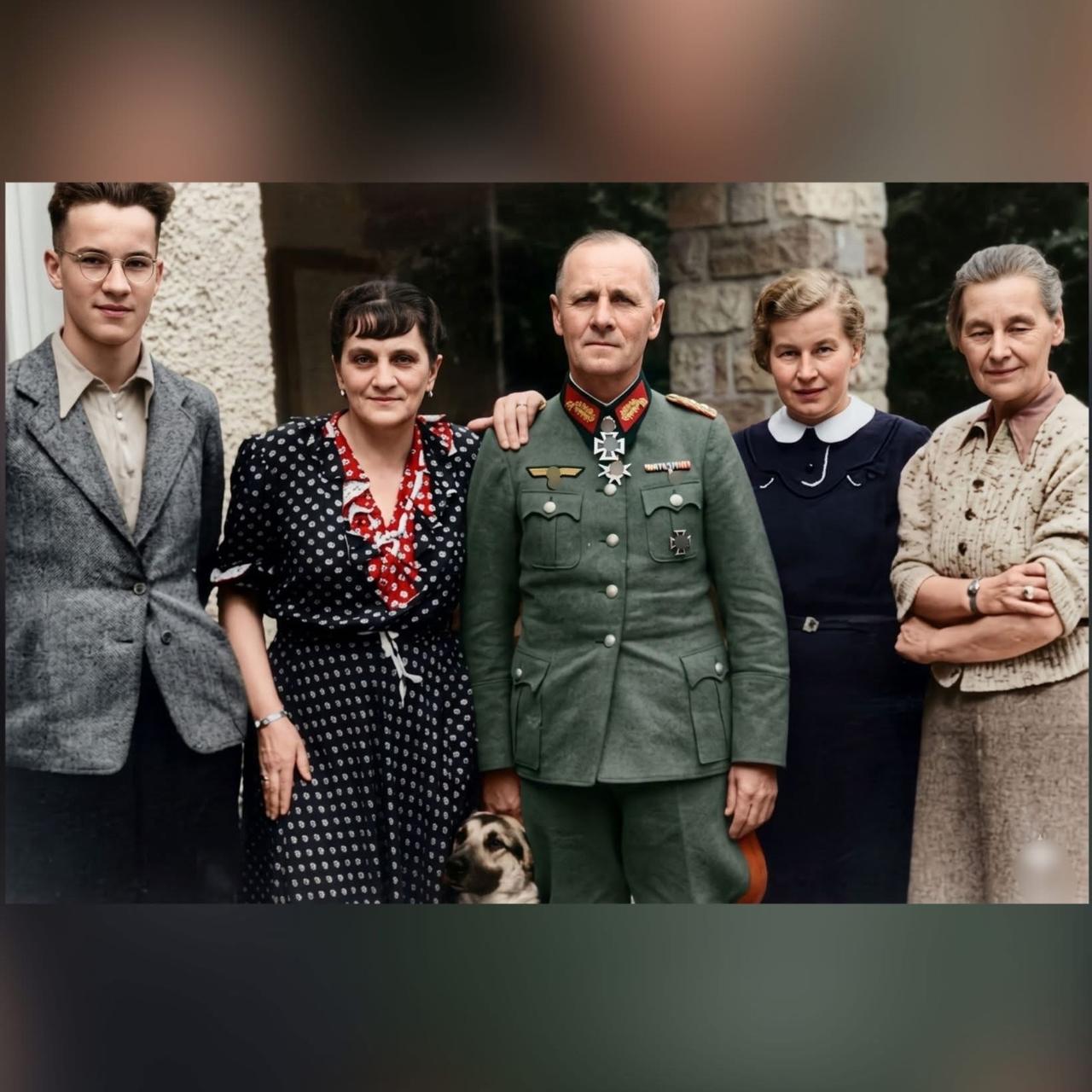 今天搜录到了罕见的隆美尔与其家人的合照，左边就是他夫人及唯一的儿子！其子二战