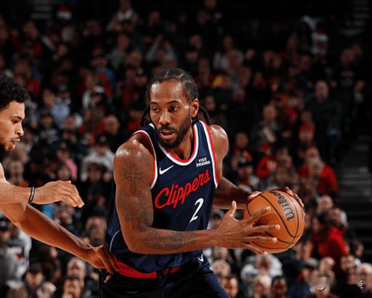 在NBA，“首发”这俩字是真有说法！开拓者开局包夹哈登和伦纳德，让大洛疯狂出