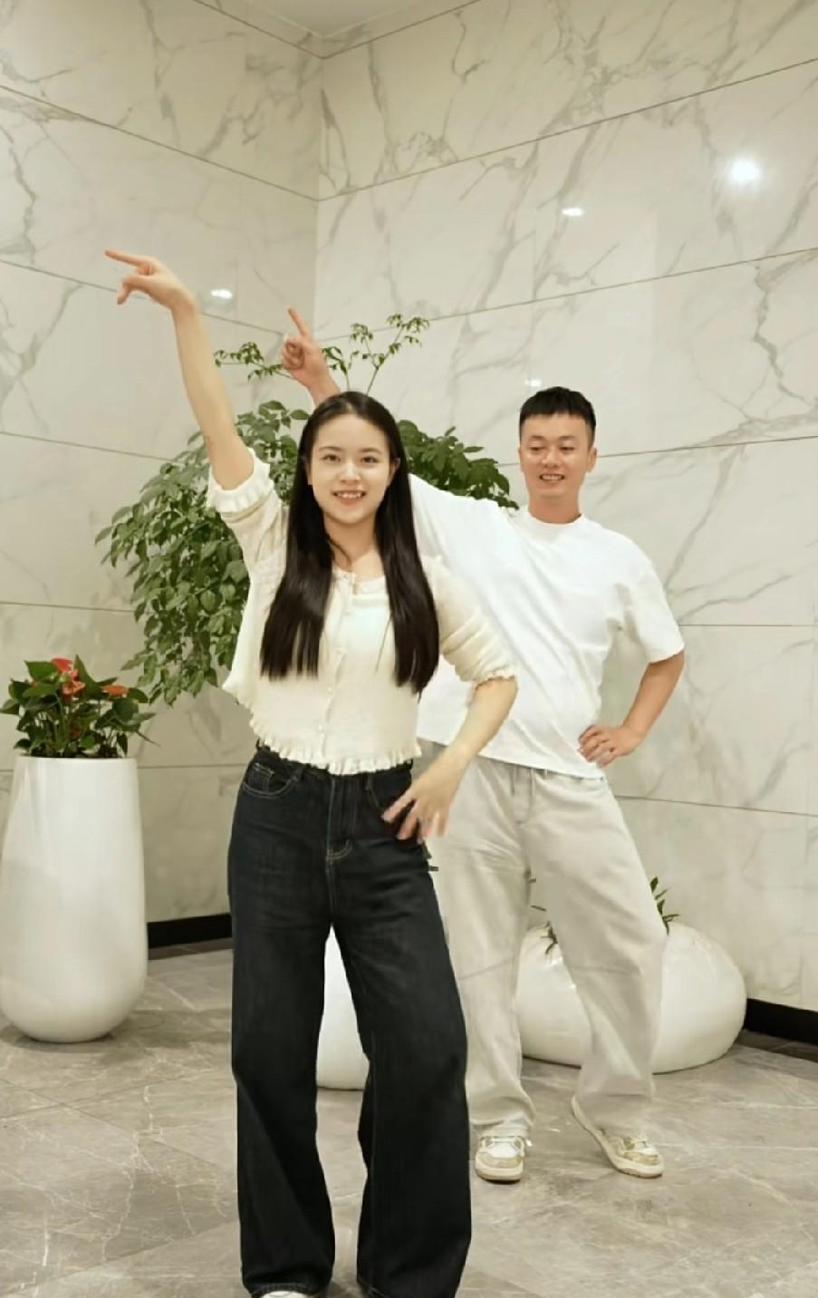 这个圆圆，明明很喜欢秋天爸爸，为什么网友一问他和秋天爸爸的关系，她就说是朋友关系