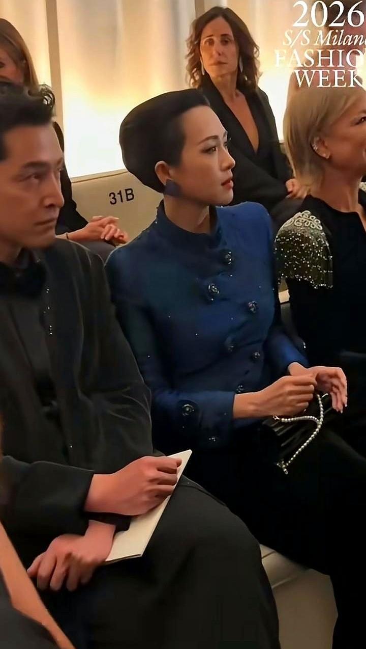 她没冻龄，她把皱纹签进了合同。米兰T台那头蜂窝头，不是造型，是品牌从1961年