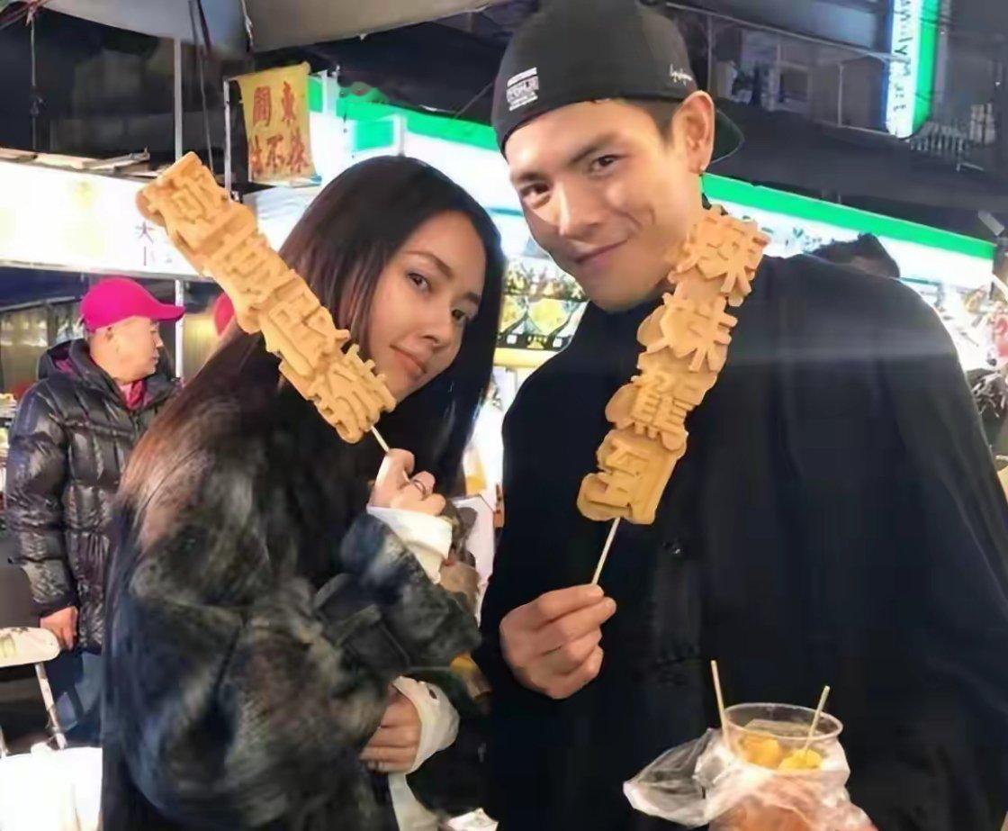 向太一家去新加坡过年！5岁女儿像洋娃娃，郭碧婷拎包跪地像保姆