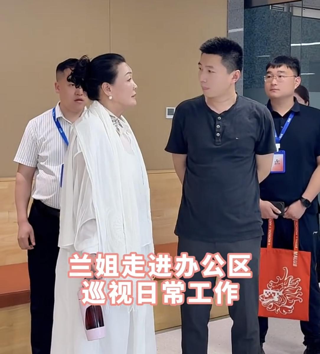 张兰闲不住又跑到麻六记线下店去了，这次直接去巡查中层领导，走进办公区看看他们的工