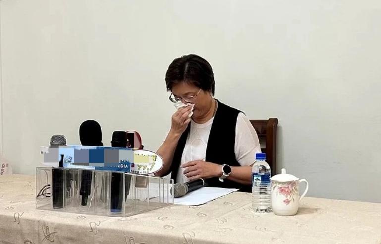 王惠美哭了！曝郑丽文3次不接电话，之后再无联络。王惠美4日记者会哽咽落泪：提