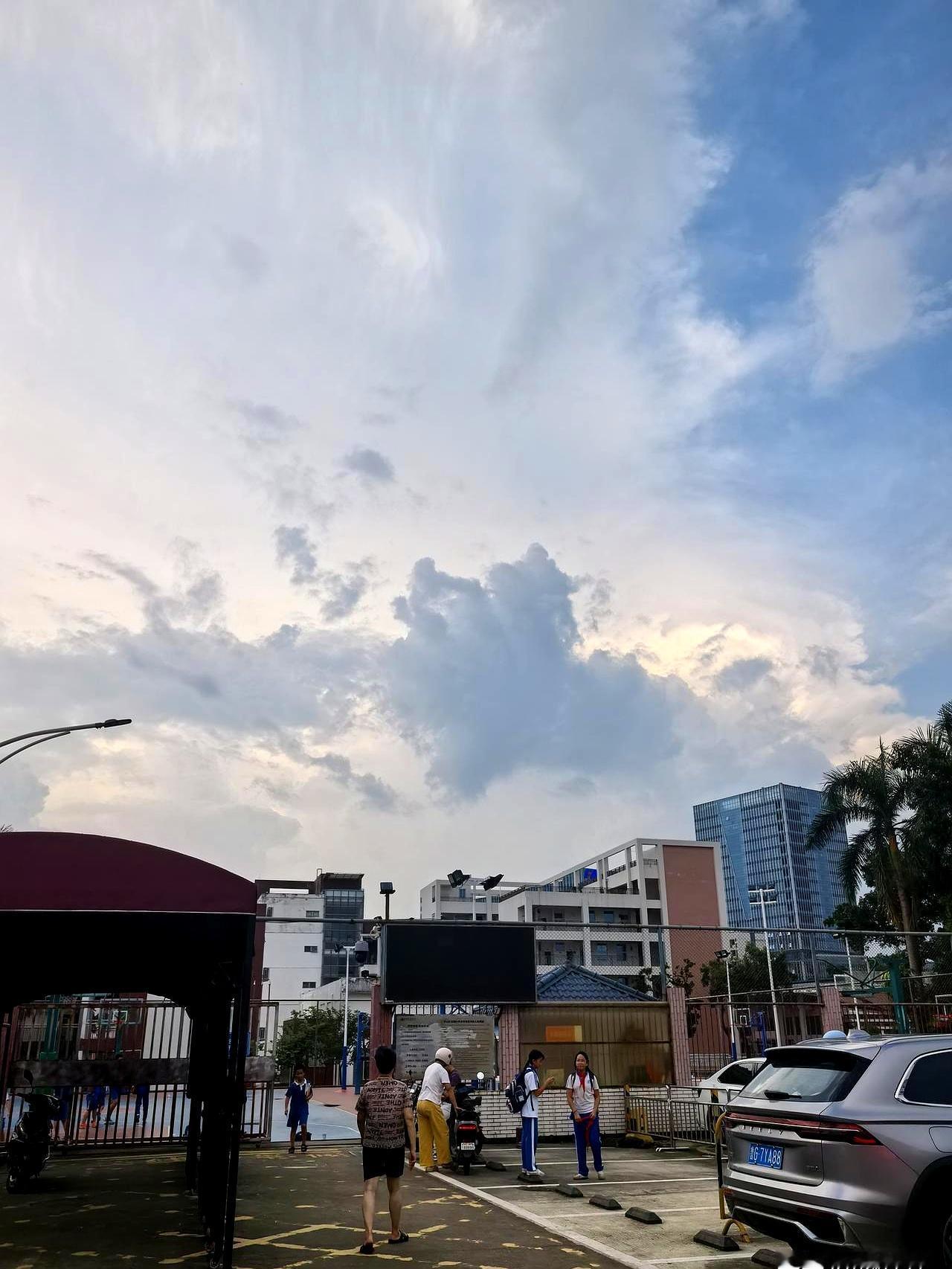 开学才半月，投诉一桩接一桩。语文课上三支笔丢了，她急得炸裂，指同学偷，掀桌；体
