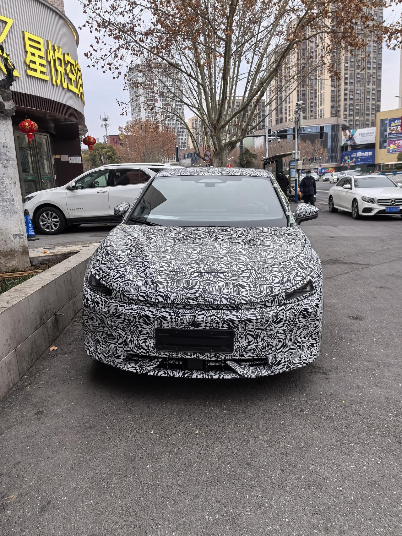 在合肥的路上闲逛，看到一辆伪装车，外观看着还可以，b级车的尺寸，但是伪装贴的很满