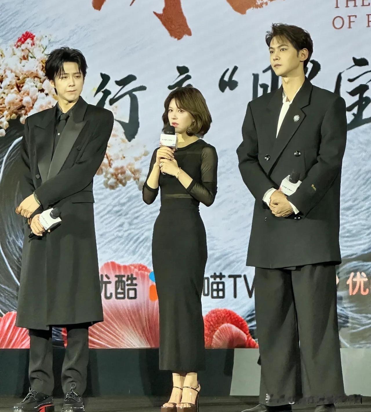 赵露思身高161厘米，站在刘宇宁旁边成为小矮人一个。不过她的身材比例好，腰身细，