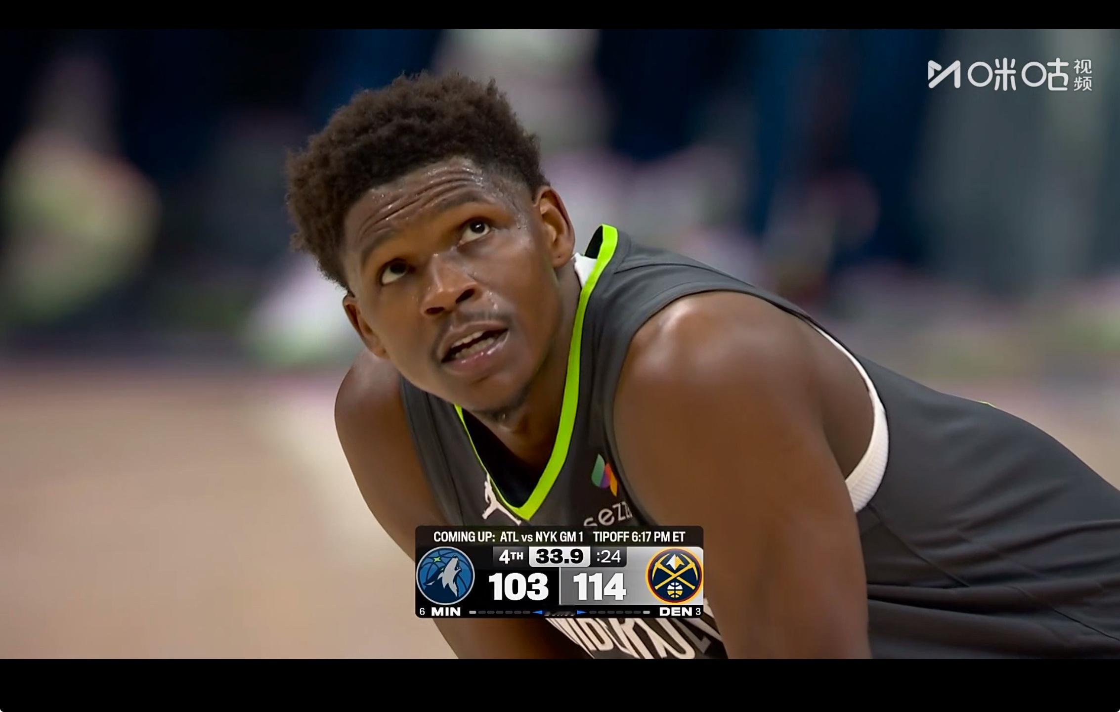 从比赛过程来看，爱德华兹这个膝盖，是有反应的，是个隐患。华子试图多一些策动，传球