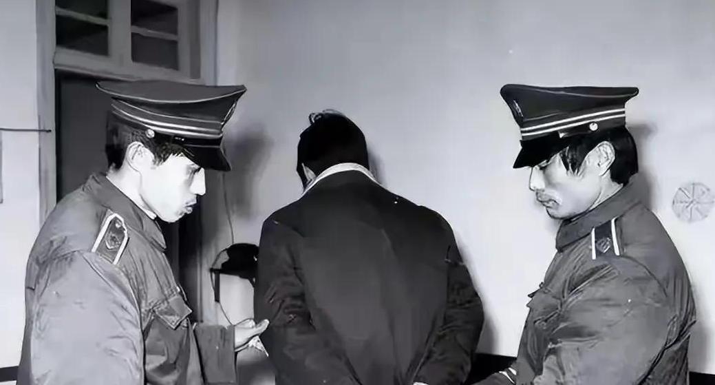 1950年，一个公安便衣在买烟时，发现烟铺的老板坐姿端正，看报纸时，双手还举到胸
