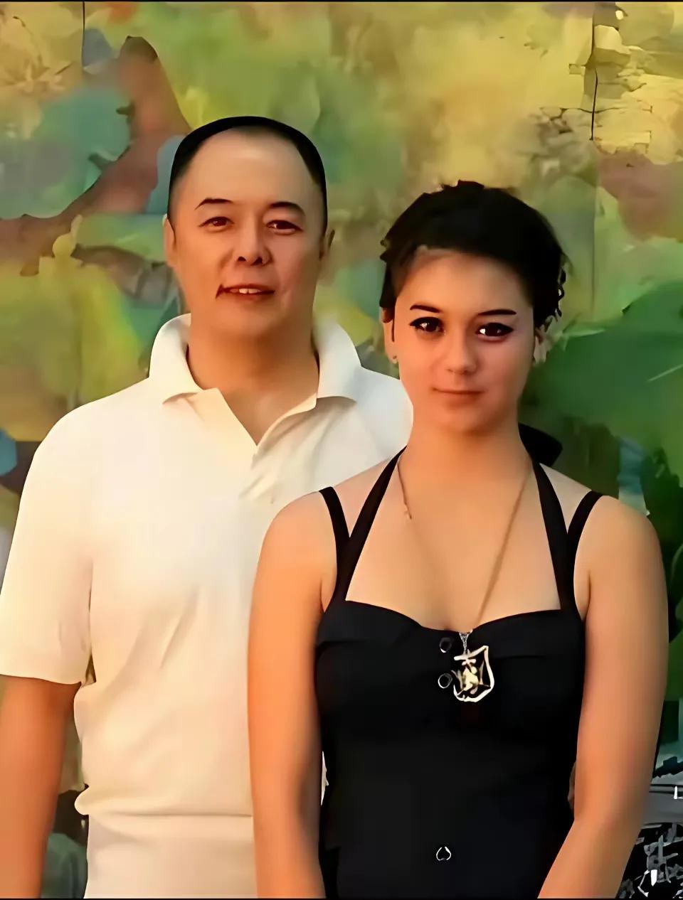 张铁林和月亮一起站在一幅画前，捕捉到了他们之间的温馨时刻。小女孩小的时候还真的有