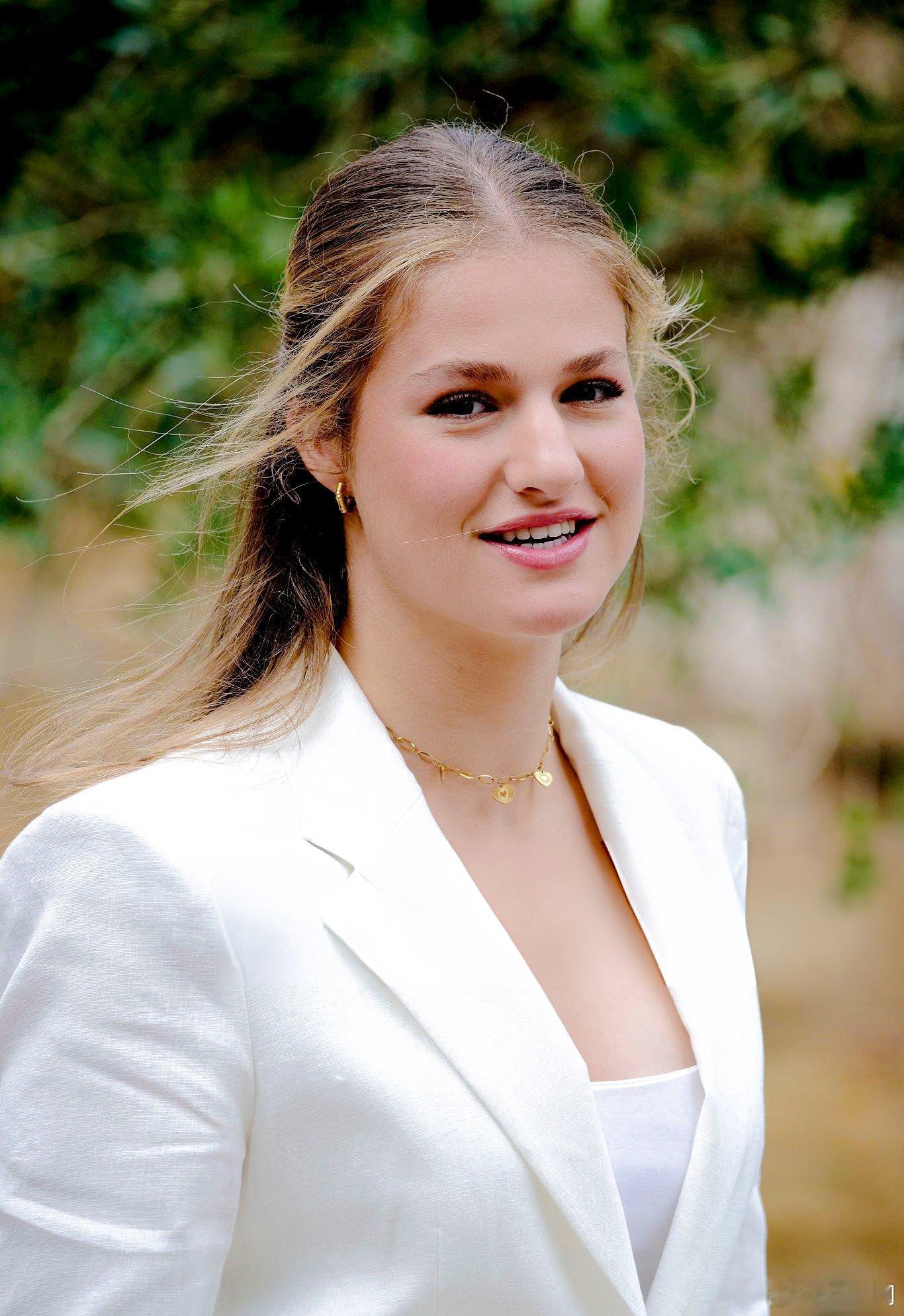 西班牙王室🇪🇸10月31日，阿斯图里亚斯公主莱昂诺尔20岁生日快乐！🎂?