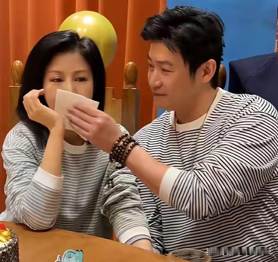 贝儿发现陆毅老了的时候哭了，女儿真的是爸爸妈妈的小棉袄，陆毅50岁生日一家人在新