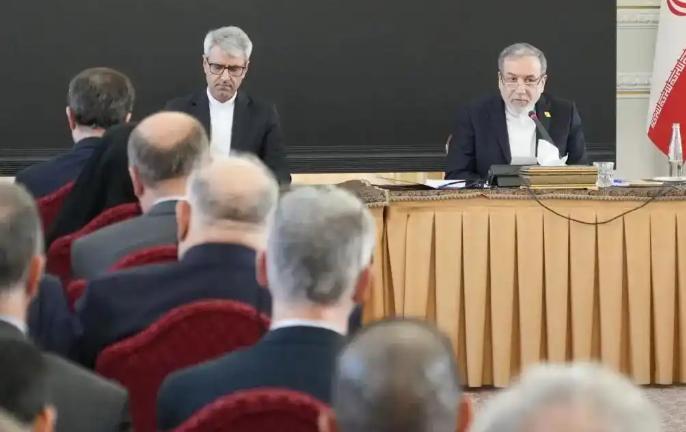 大战一触即发，伊朗竖起3000枚导弹，美航母从南海向中东狂奔最近，中东局势突然