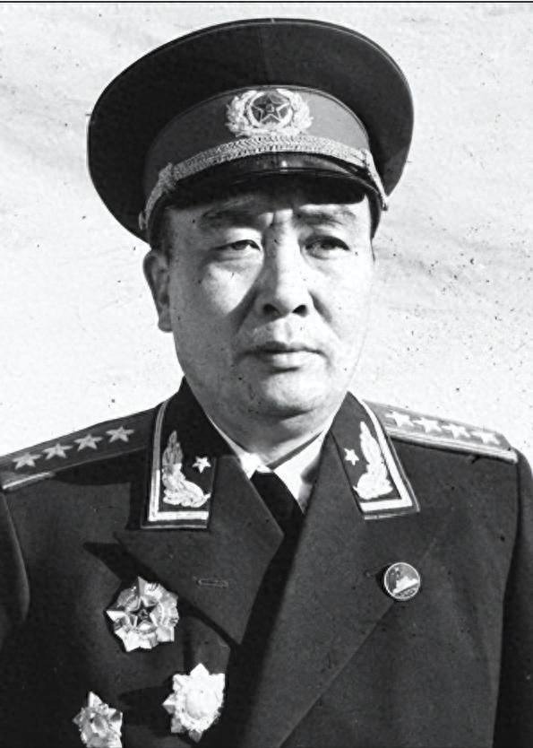 谭政发现刘亚楼的名字在自己前面，沉思过后说：以后别写我名字了原标题谭政发现刘亚
