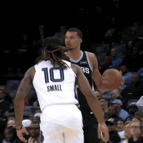 这画面直接笑崩全网！文班亚马持球单打身穿10号球衣的防守球员，一眼望去，这根本就