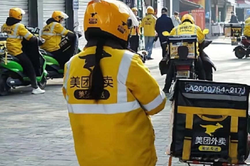昨天闺女搬家，中午没做饭，她订了一份炸鸡还有一份果粒橙汁，都是订的美团外卖，送的