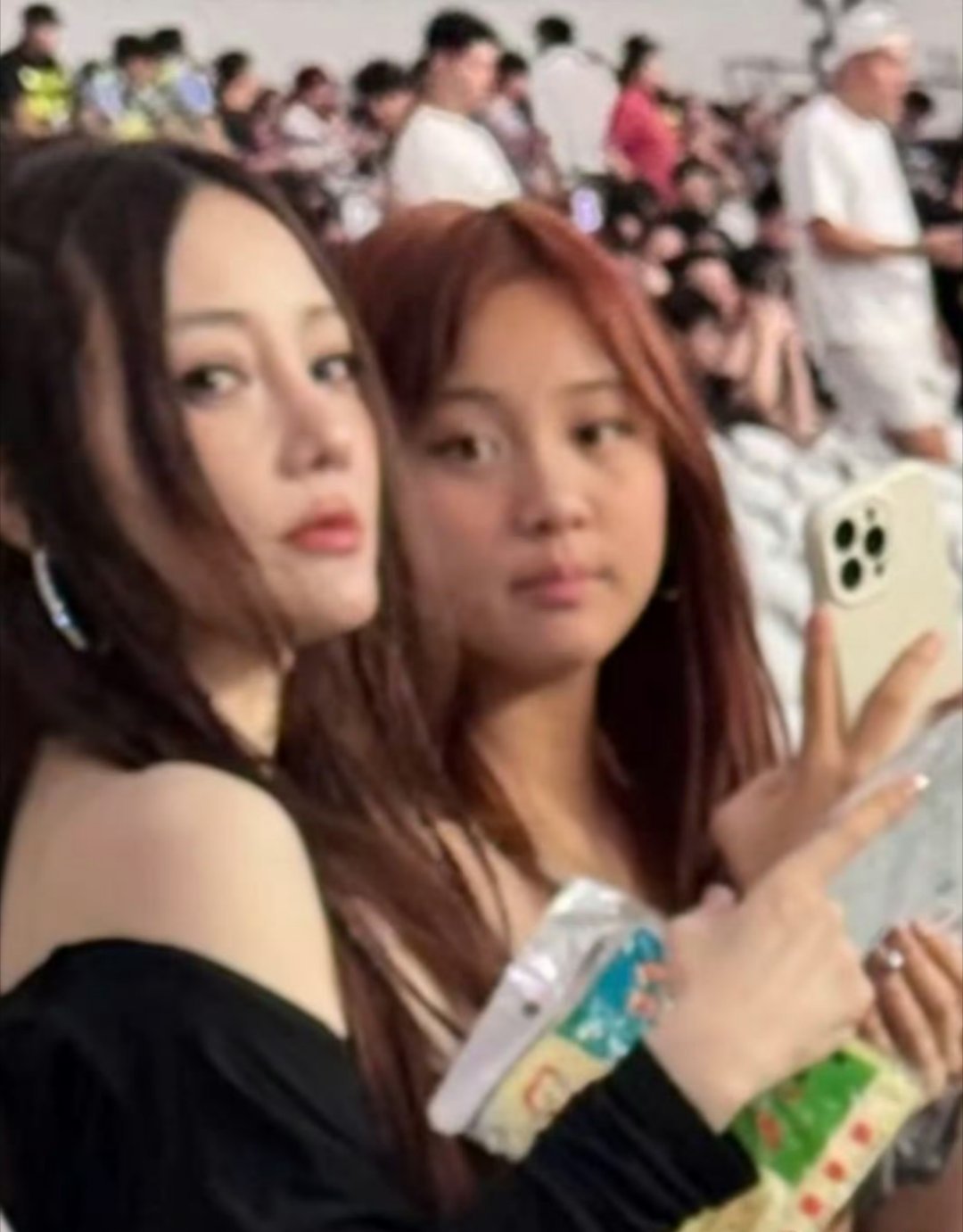 甜馨去看侃爷演唱会漂亮的甜心小姐姐去看看侃爷的演唱会啦～小甜馨越来越美啦～​