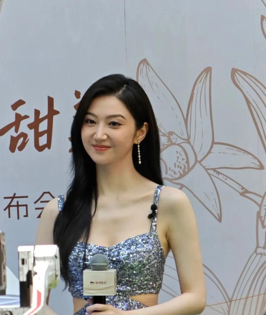 今天景甜在昆明南屏街出席代言的品牌线下活动，人如其名，声音甜甜糯糯，容貌甜甜。
