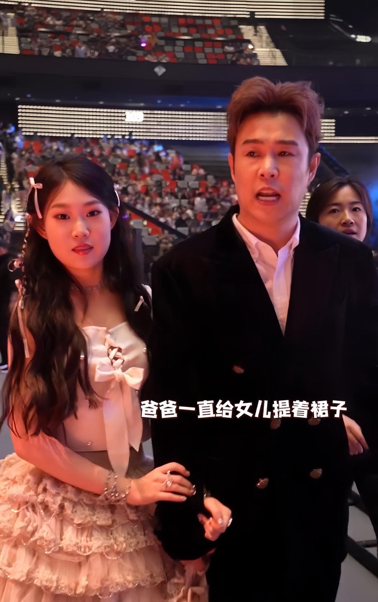 我妈看小沈阳带女儿参加音乐活动，突然跟我说：“这才是当爹的样子，比那些拿孩子当摇