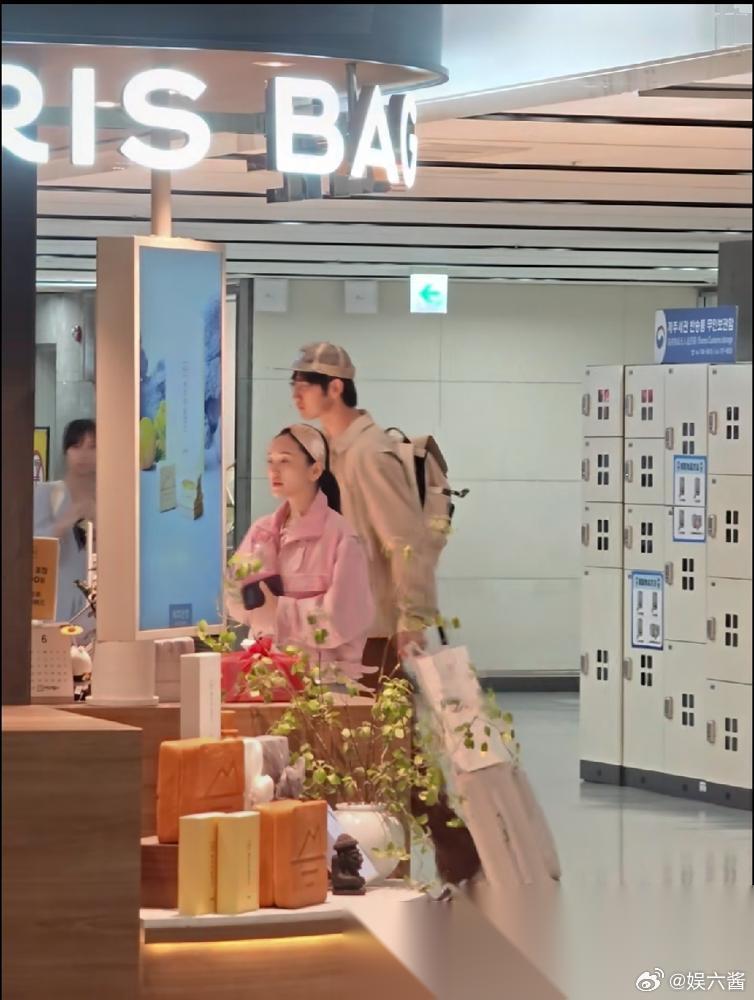 金莎和她的小男友，在济州岛被拍了。素颜，疲惫，显老。没了滤镜，和普通人没差。