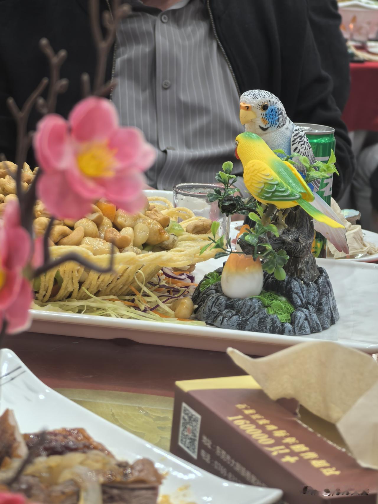 广东老太太们很少染发，大街上随处可见顶一头花白的头发，穿着花红柳绿的聚脂纤维，脚