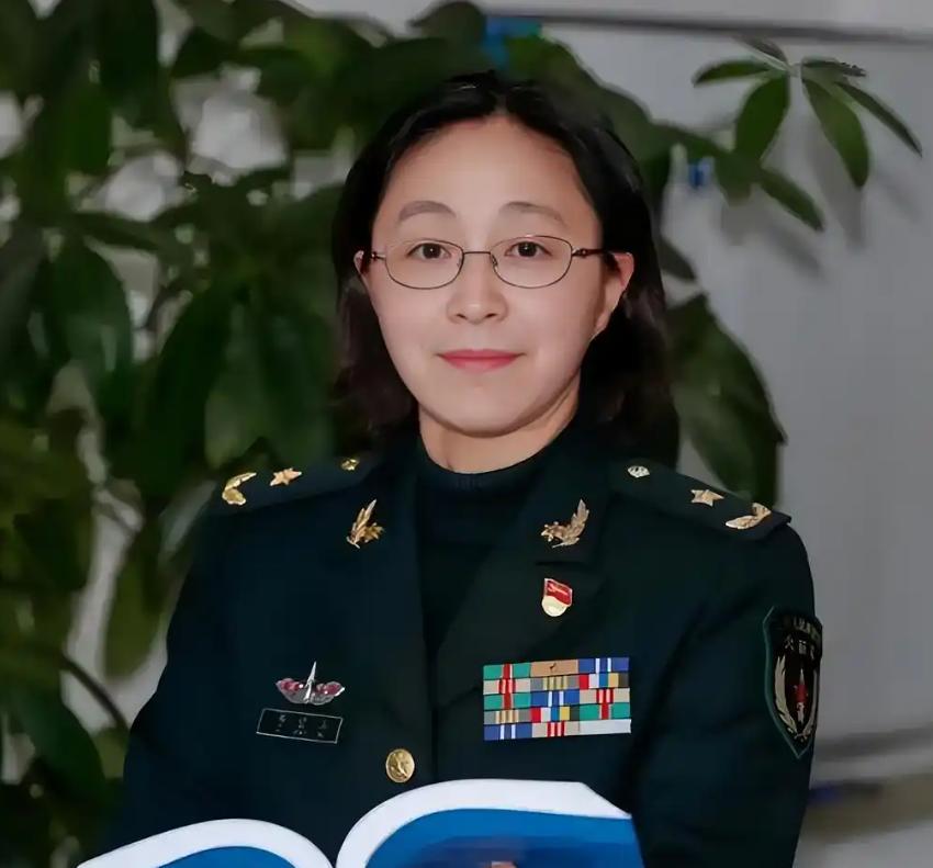 李贤玉，黑龙江牡丹江人，中国工程院院士，指挥信息系统技术与工程管理专家。35年，