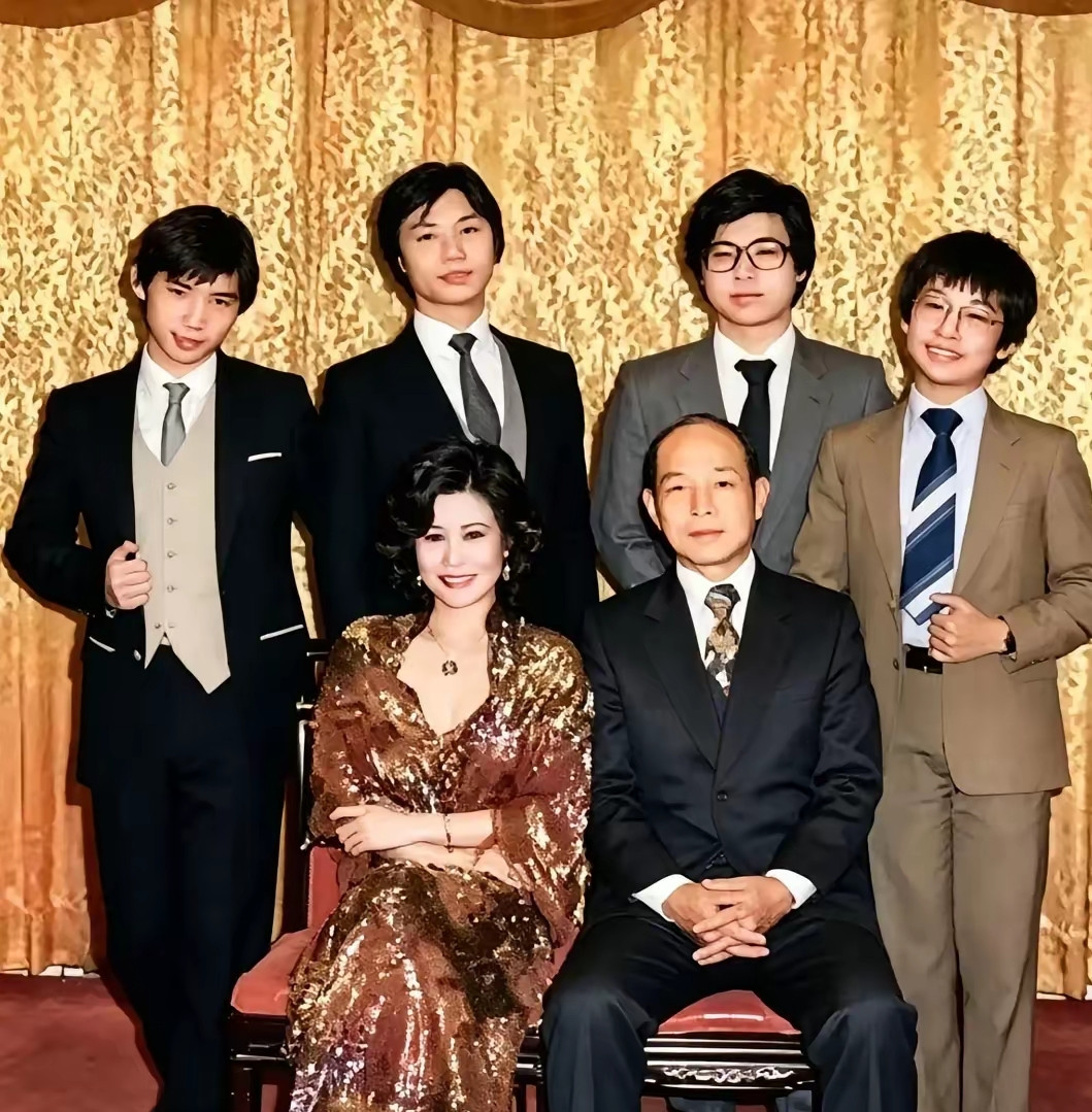这是霍英东与三太太林淑端及四个儿子霍显光、霍显扬、霍显强、霍显旋的一张全家福合影。霍英东与林淑端因戏