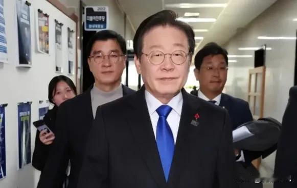 最近韩国政坛真是闹得不可开交，最大在野党头儿张东赫为了抗议执政党，搞了个绝食行动