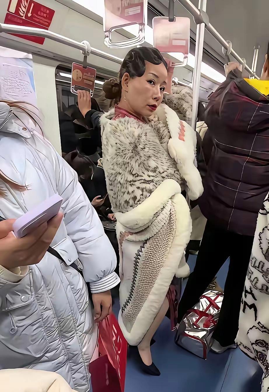 地铁里的这一幕，突然懂得了什么叫穿错场合的精致再好的衣服，也得选对场合、地点、