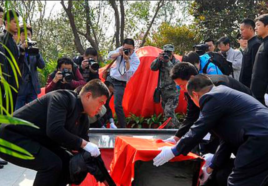 2011年，台儿庄古城西门城墙，工人施工时，咣当一声出现两具头戴钢盔的尸体，而其