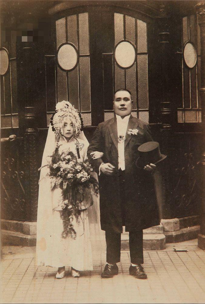 1918年，赛金花与第三任丈夫魏斯炅在上海举办新式婚礼，赛金花穿西式婚纱配中式珠