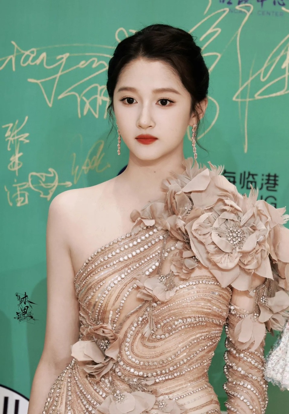 关晓彤确实是那个最聪明的人。她和鹿晗的事，不回应也不反驳，原因很简单