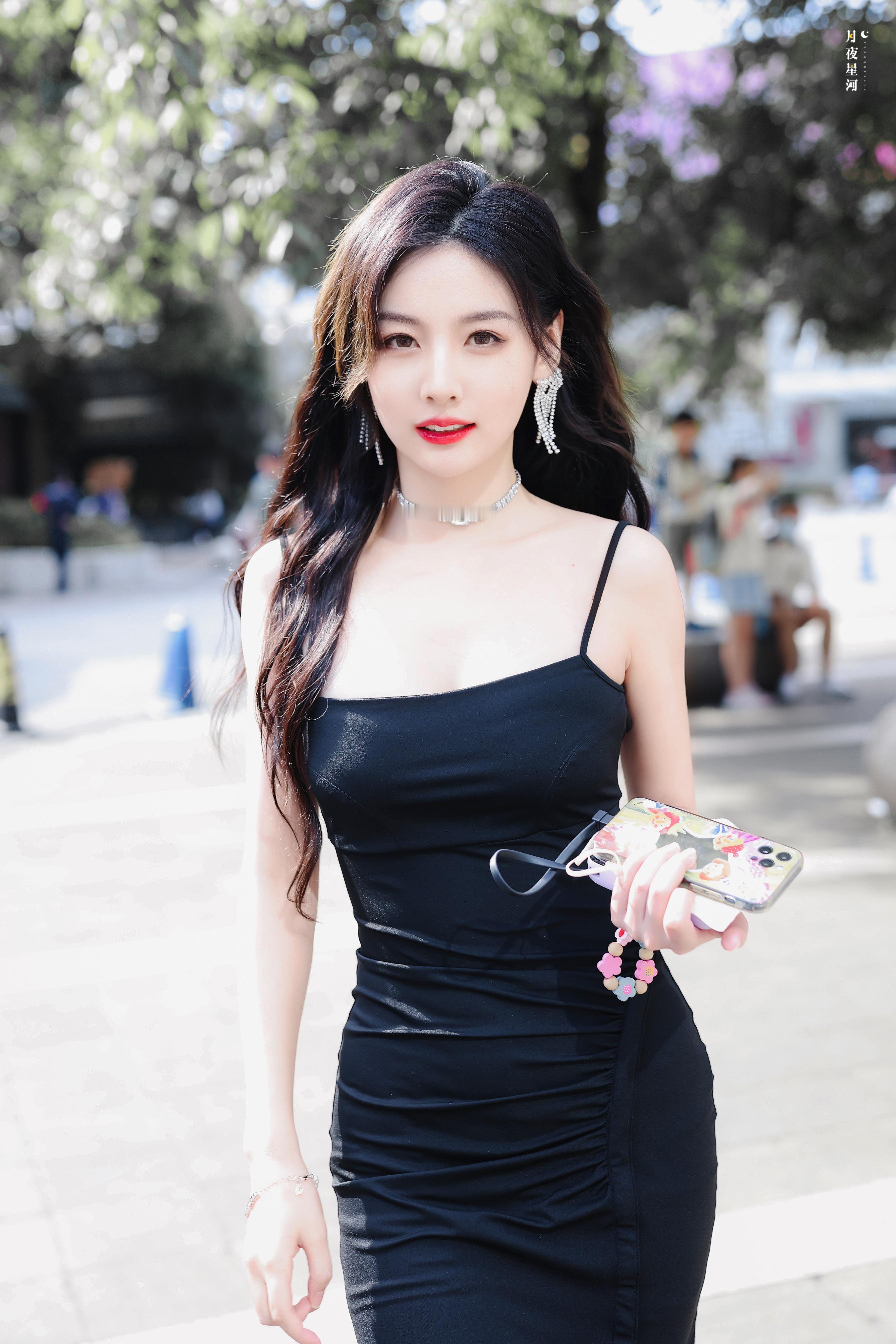 赵粤黑裙裹着纤细的腰肢，吊带勾勒出优美的肩颈线条，眼神里藏着一丝漫不经心的诱惑