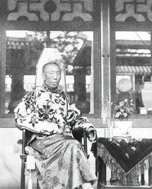 1908年，慈禧太后死后，李莲英便失去了最大的靠山，为慈禧守孝100天后