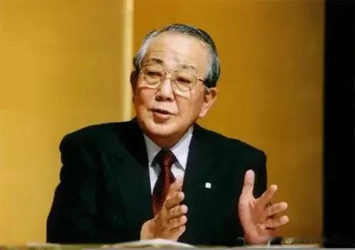 稻盛和夫说:“做一件事，坚持三天，那只是心血来潮；坚持三个月，才算刚摸到门槛；