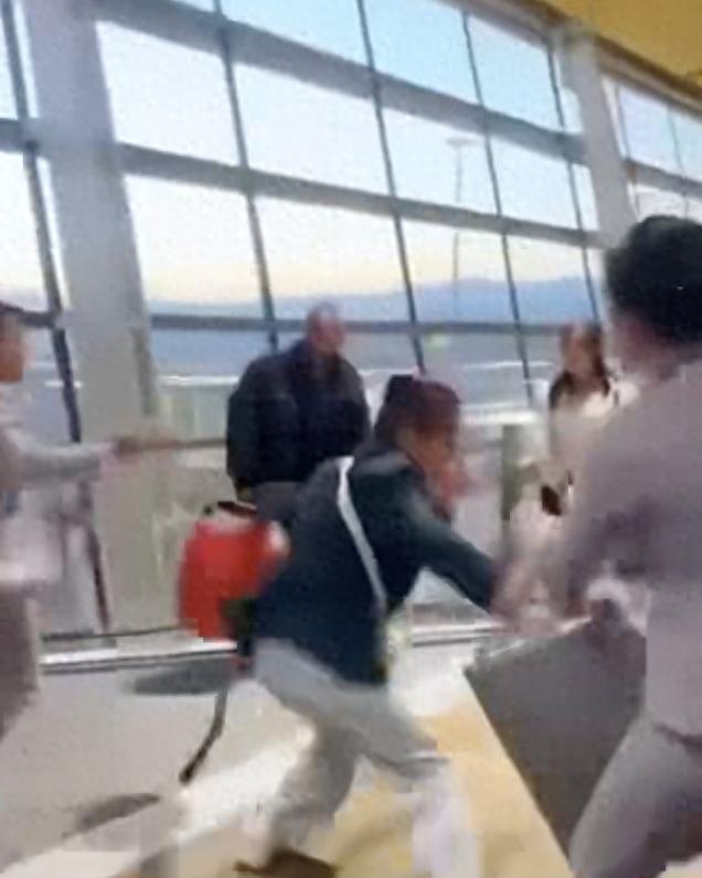 一家五口强闯登机口，老人拽行李摔倒，女儿脚踹地服，外孙崩溃大哭；昆明警方已介入调