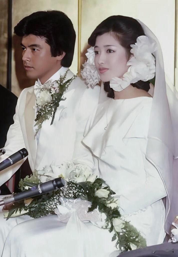 山口百惠的婚礼放在当年，简直是顶流级世纪盛事！1980年11月19日，东京