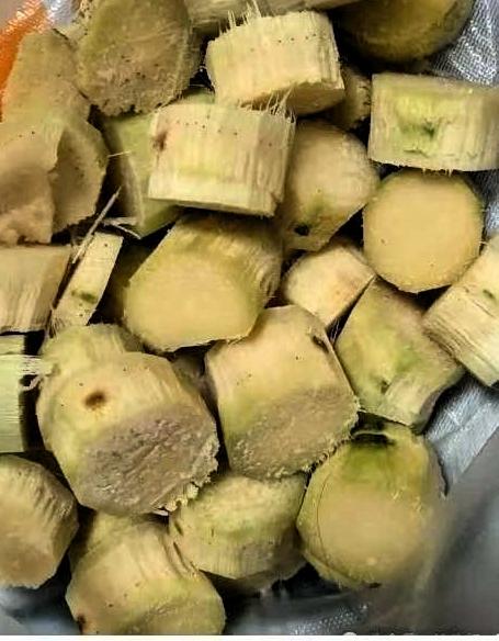 买了一根甘蔗，老板随口问我要不要甘蔗节，我想着回家煮点糖水喝就说要结果老板直