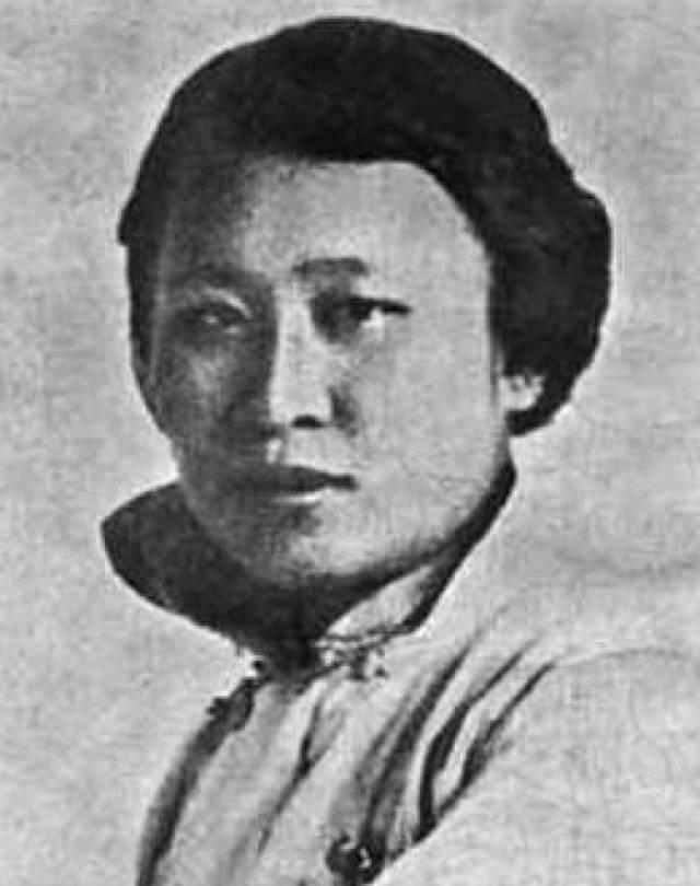 1941年，头号女汉奸陈璧君在餐馆吃饭，突然想撒尿。她不去厕所，直接命令女宾把自